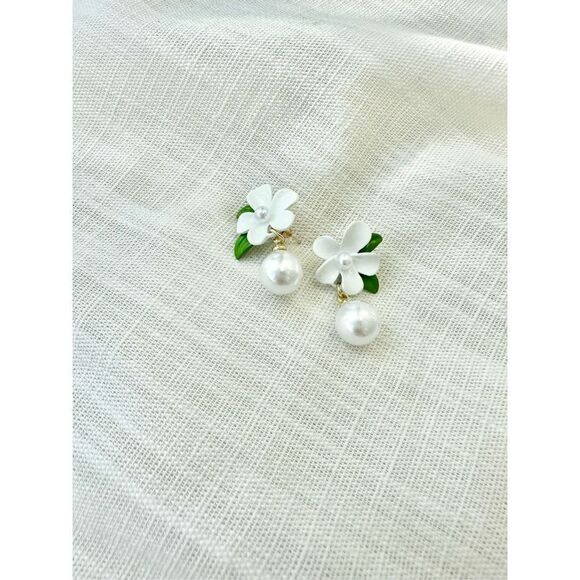 White orange blossom flower with pearl dangle earrings - Picture 5 of 8